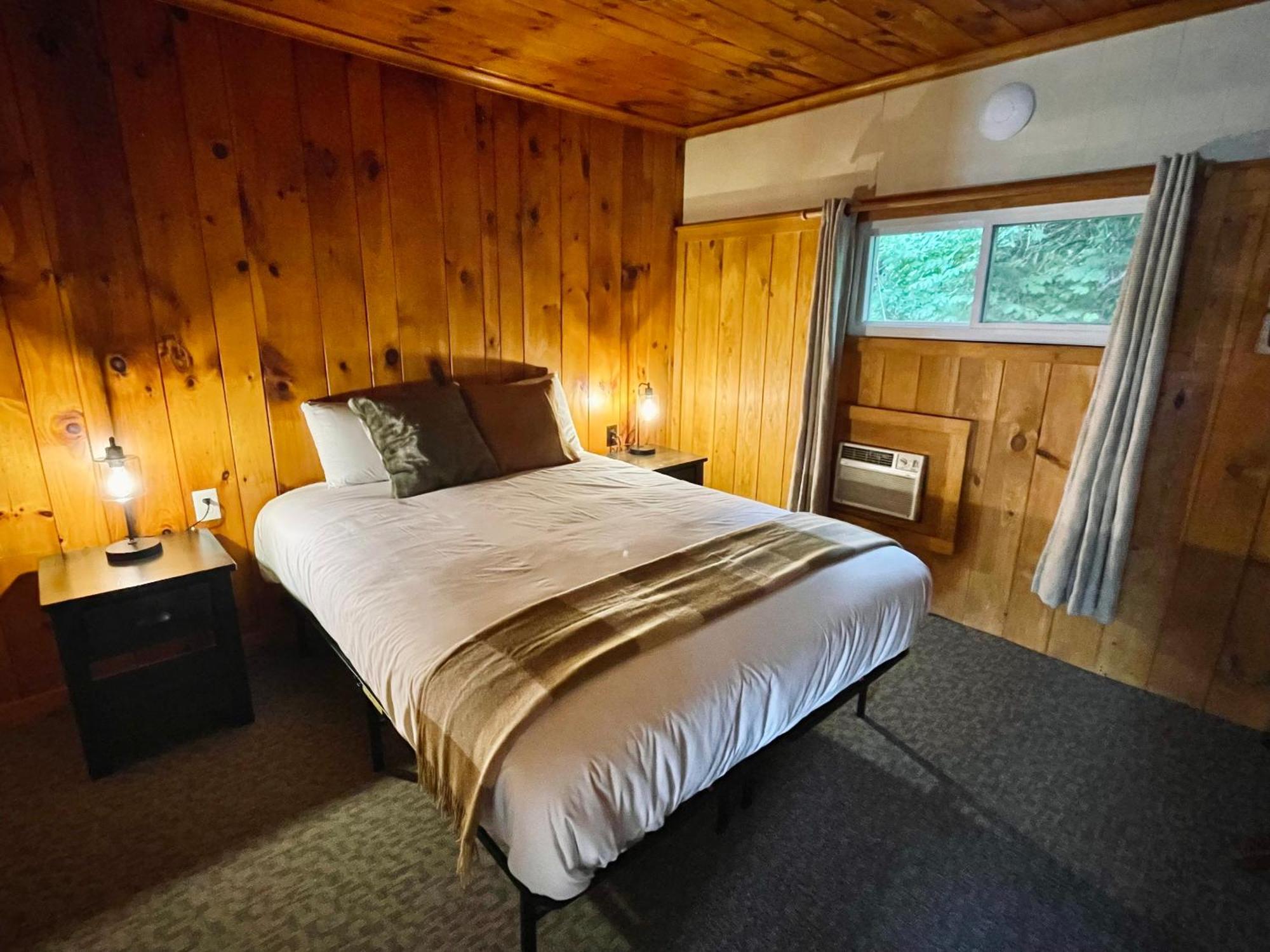 Waters Edge Lodge レイク・ジョージ エクステリア 写真